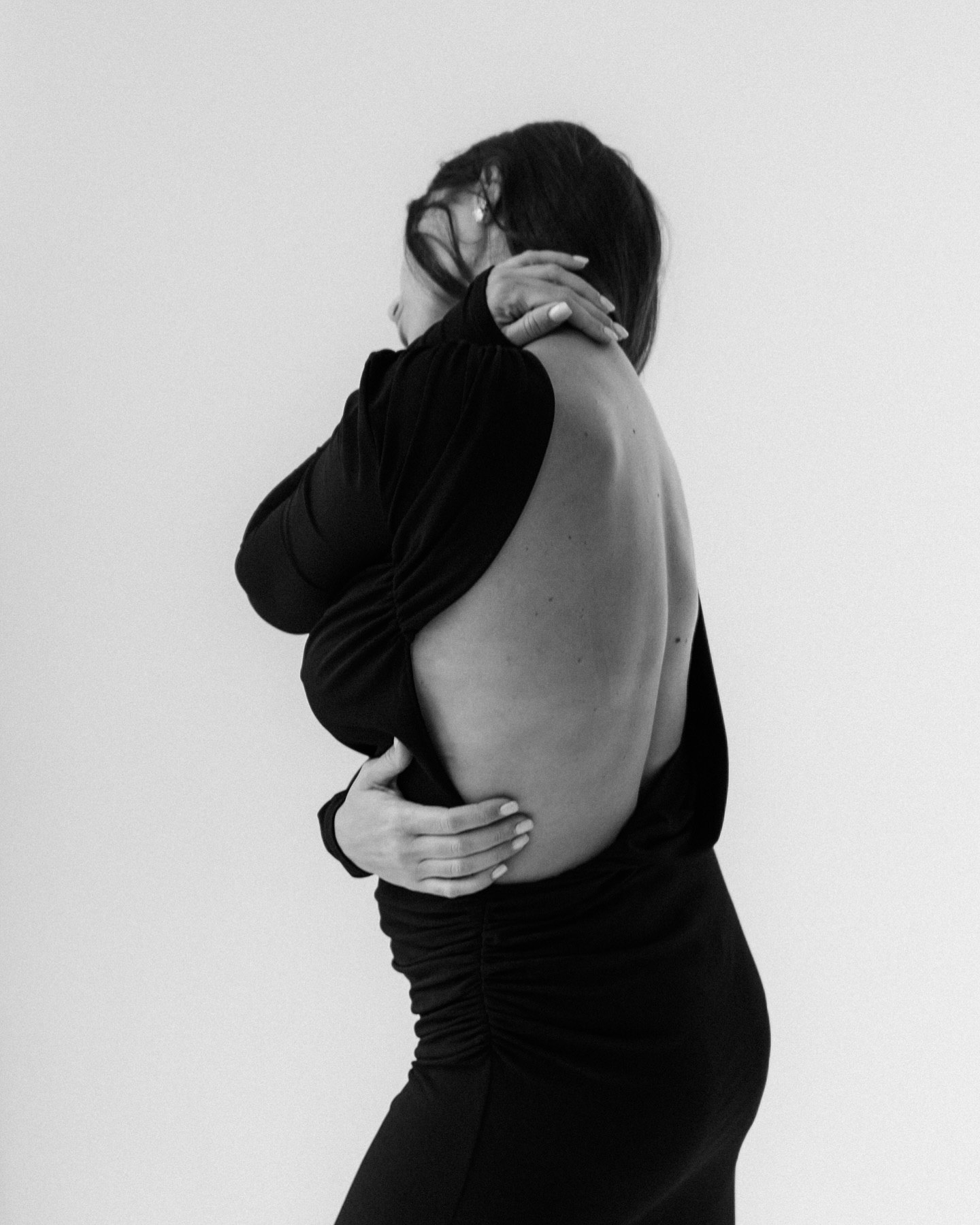 Платье с открытой спиной и разрезом: жена Усика очаровала новыми фото