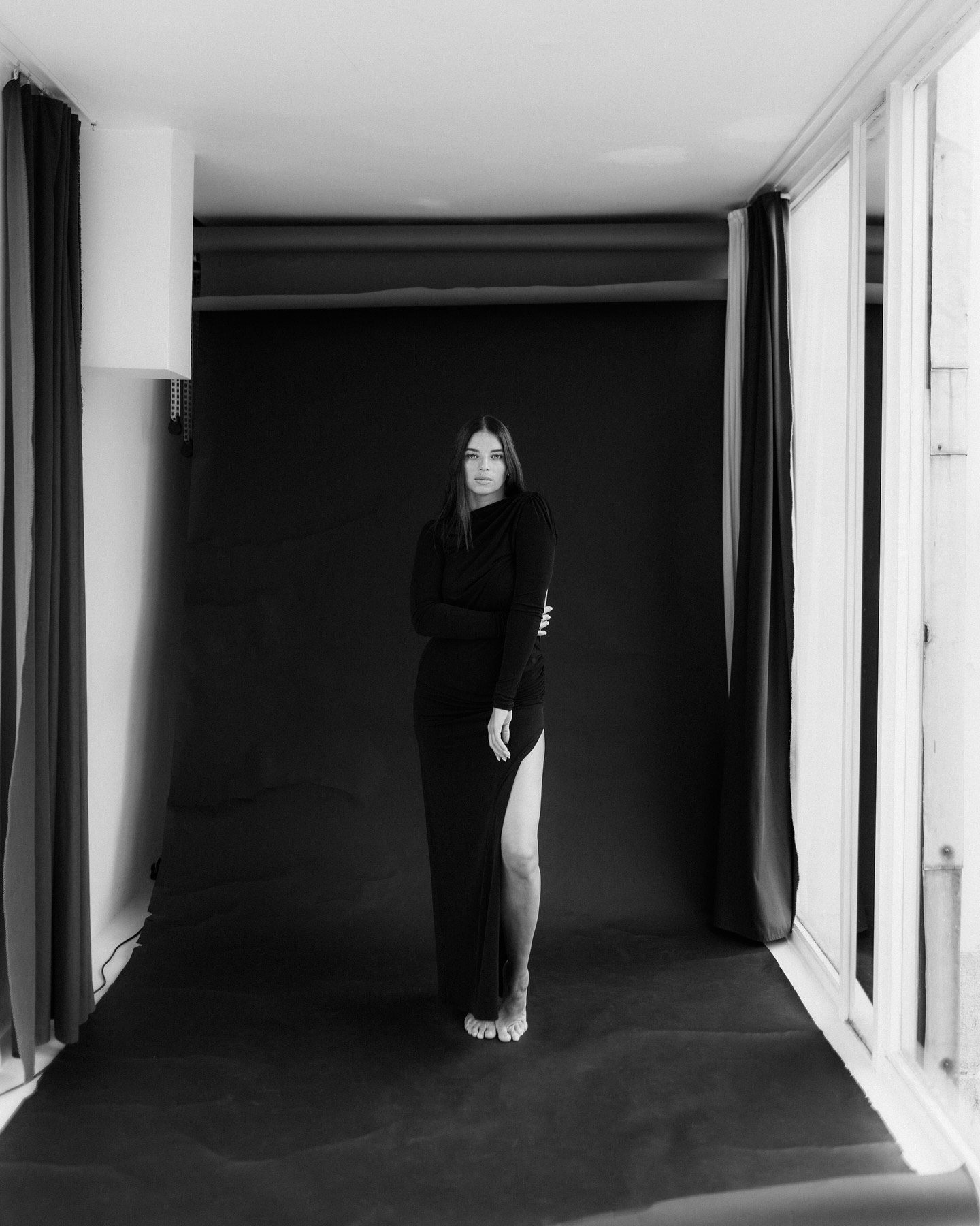 Платье с открытой спиной и разрезом: жена Усика очаровала новыми фото