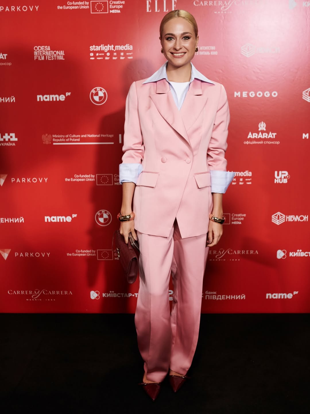 Анастасія Цимбалару показала, як носити брючний костюм восени 2025