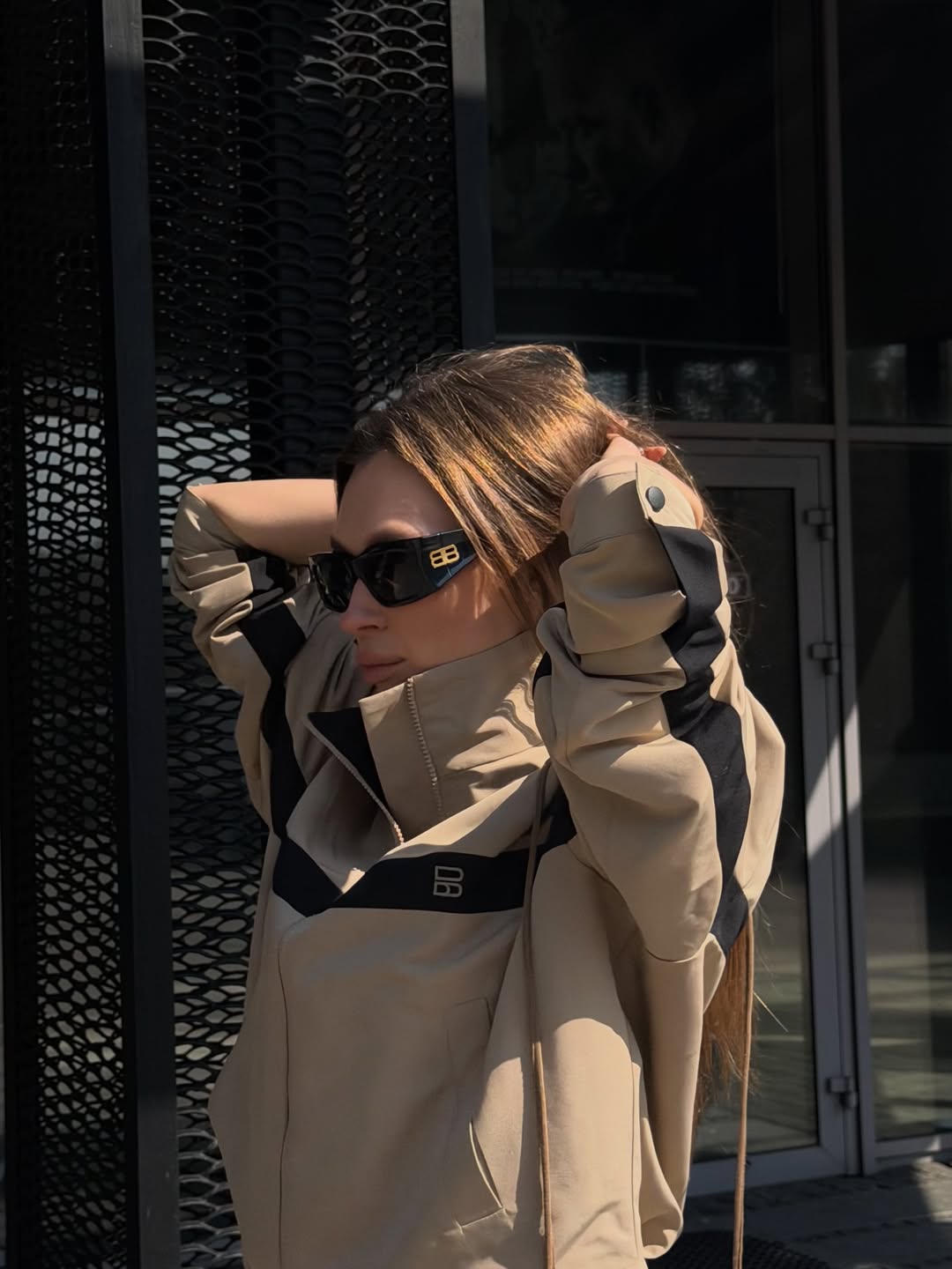 Ветровка и джинсы: актриса Светлицкая показала идеальный образ для города