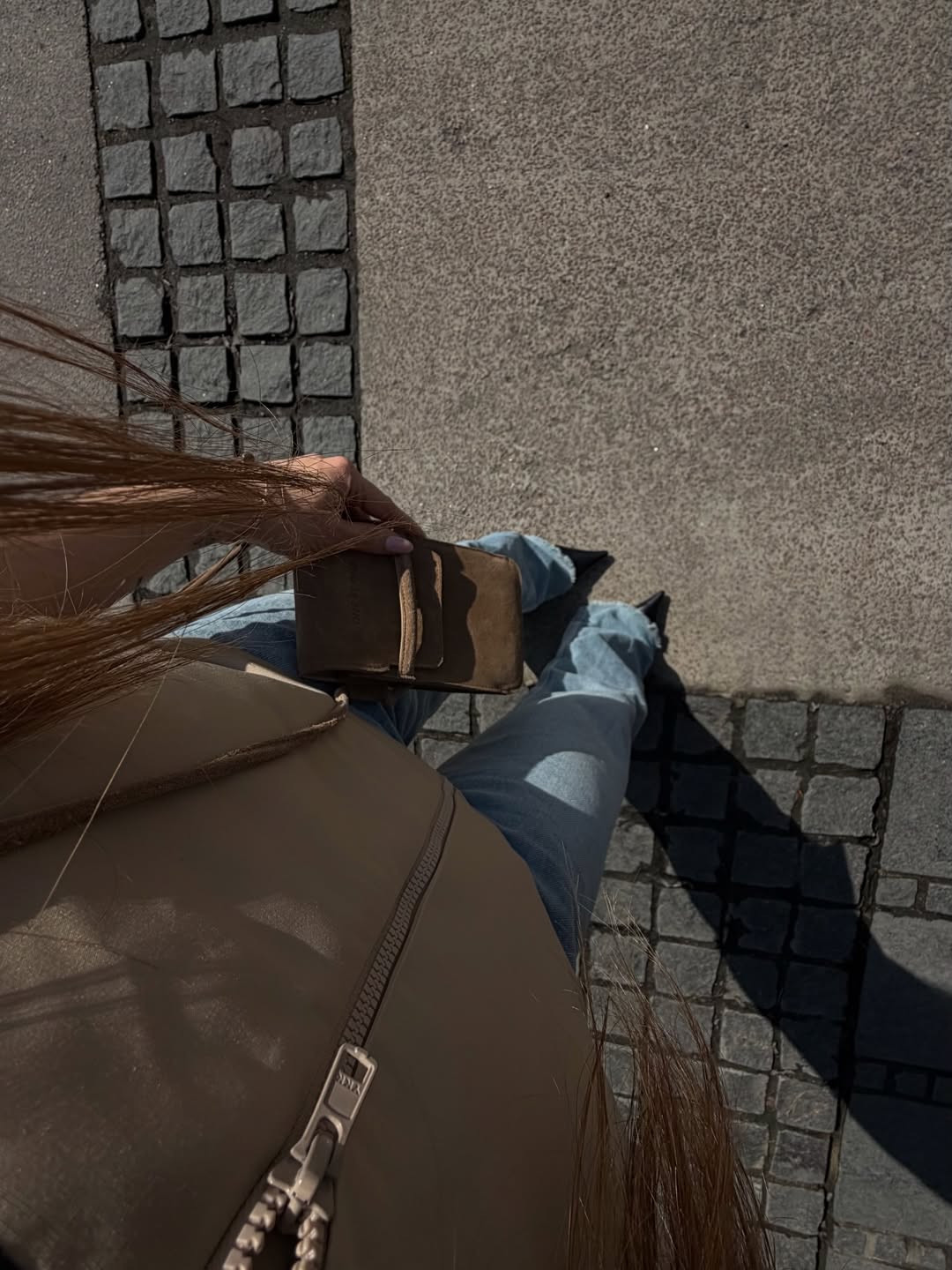 Ветровка и джинсы: актриса Светлицкая показала идеальный образ для города