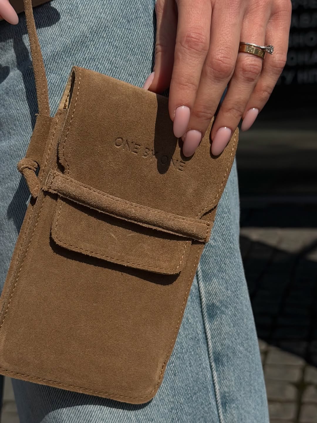 Ветровка и джинсы: актриса Светлицкая показала идеальный образ для города