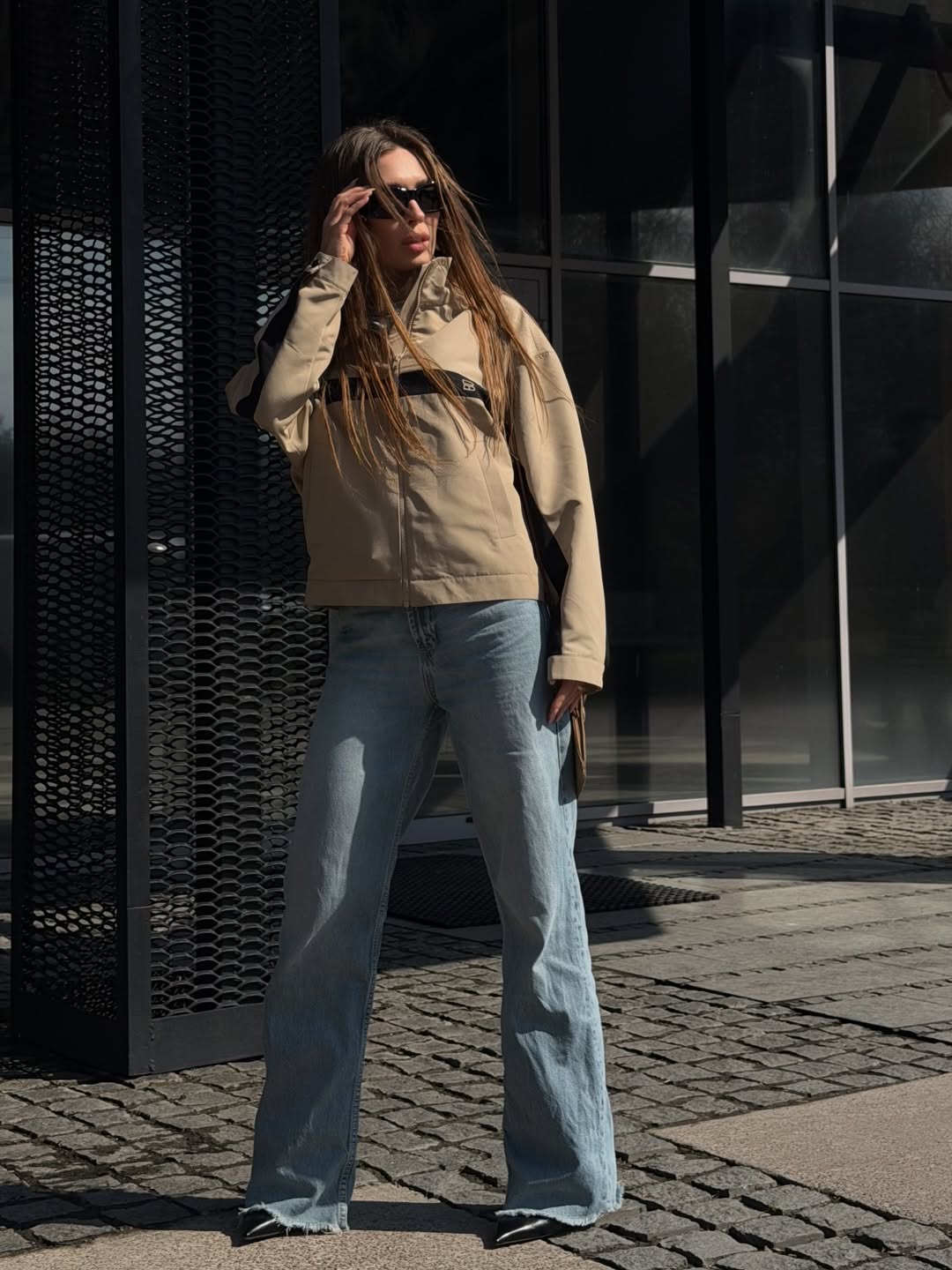 Ветровка и джинсы: актриса Светлицкая показала идеальный образ для города