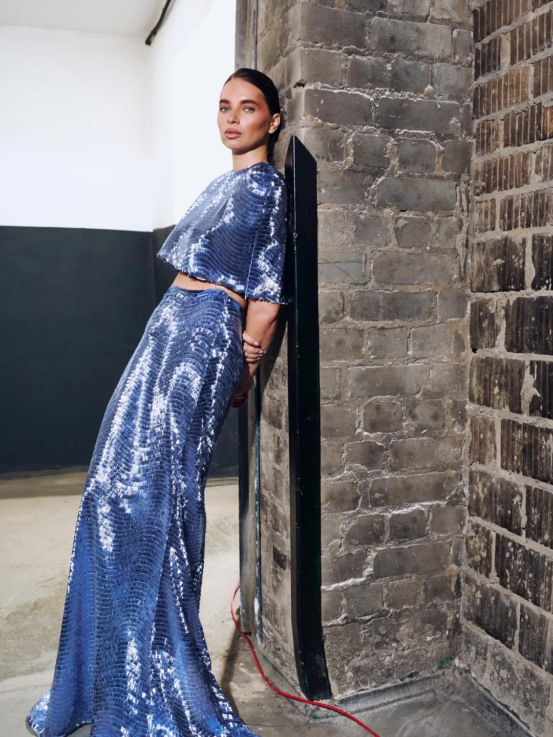 Синій металік і фасон "русалка": дружина Усика вразила святковим "луком"