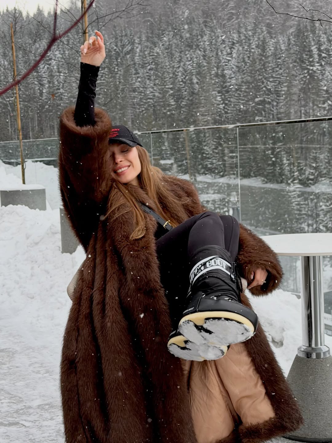 Об’ємна шуба з екохутра - головний акцент зимового образу: Світлицька задає тренди