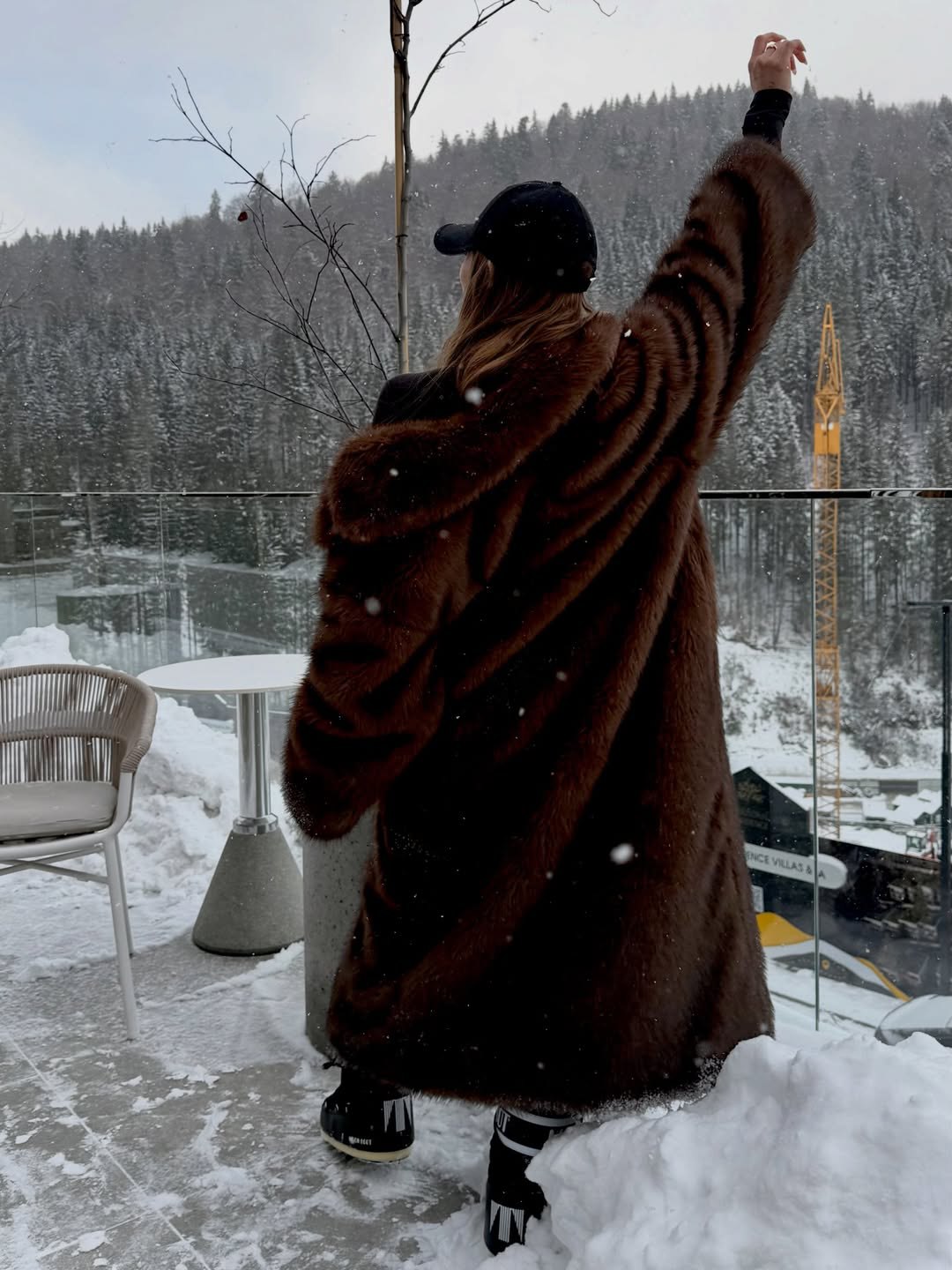 Об’ємна шуба з екохутра - головний акцент зимового образу: Світлицька задає тренди