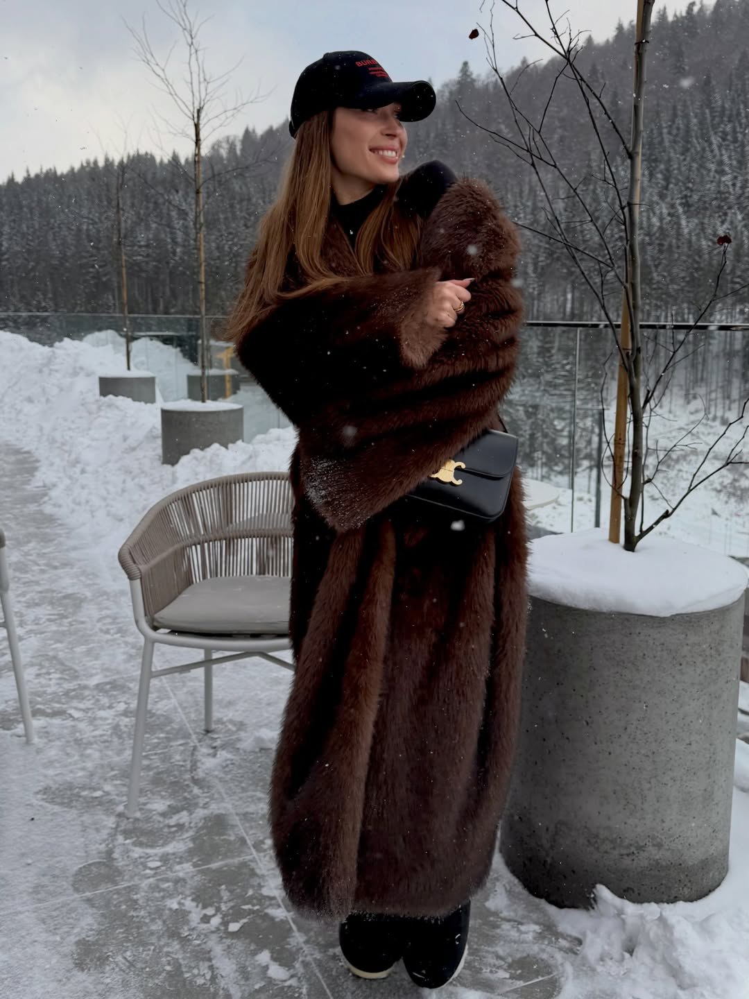 Об’ємна шуба з екохутра - головний акцент зимового образу: Світлицька задає тренди