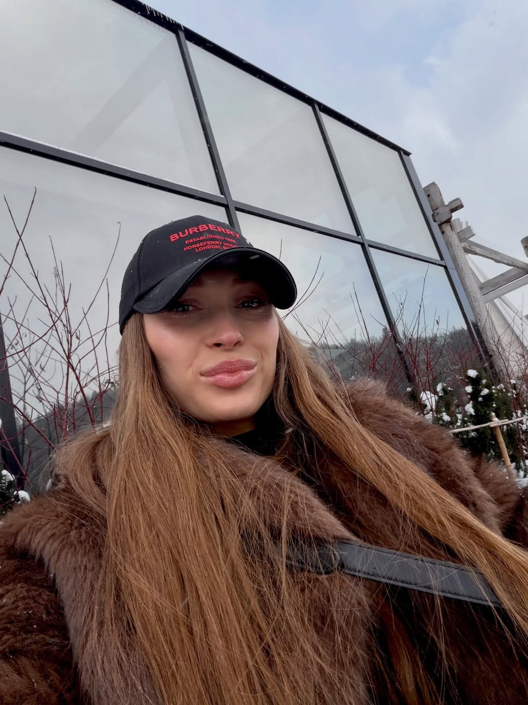 Об’ємна шуба з екохутра - головний акцент зимового образу: Світлицька задає тренди