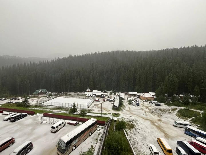 Карпати засипало снігом у серпні: рятувальники показали кадри