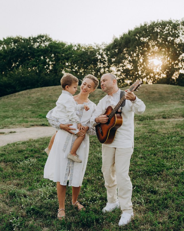 Дружина Віктора Павліка зачарувала новорічною фотосесією із сином: "Цей світ для тебе"