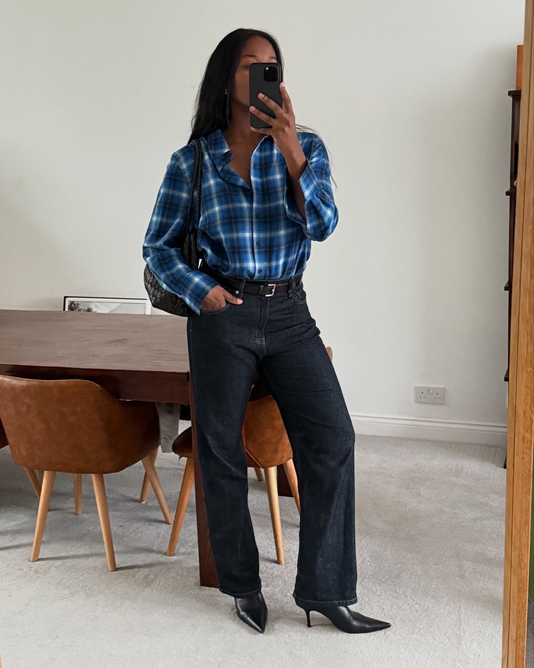 Високі чоботи, сабо та кросівки: що носити з джинсами у 2026 році