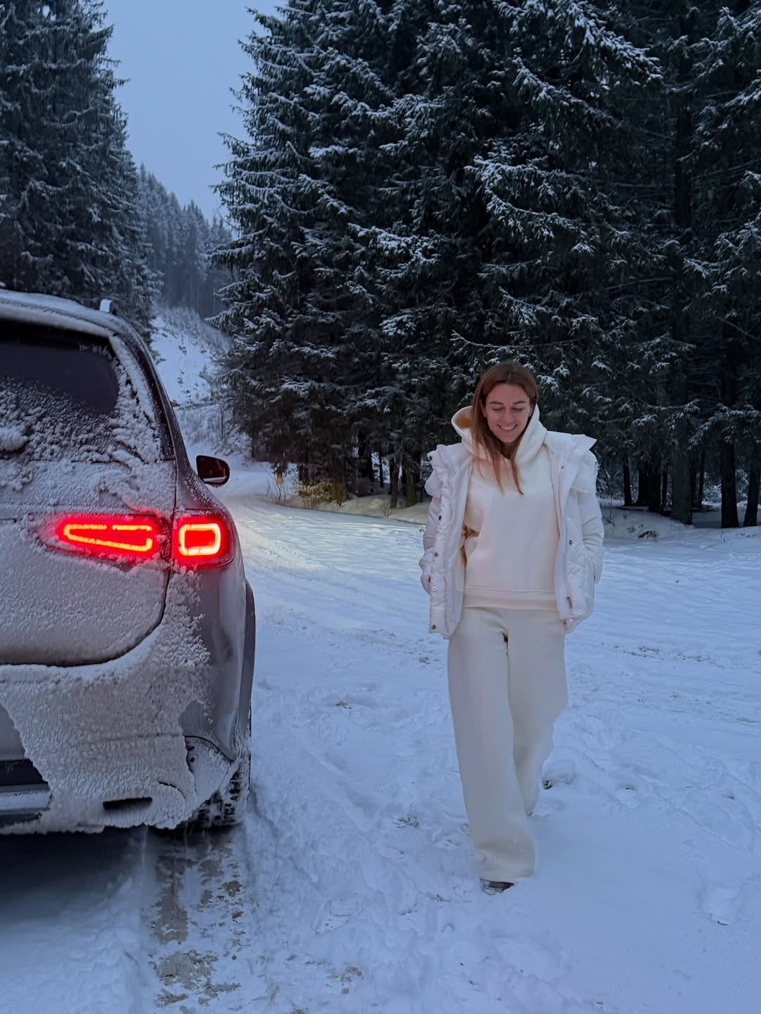 Як виглядати стильно в горах: зимовий total white look від дружини Решетніка