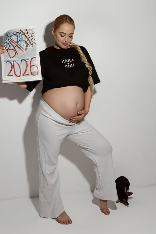 Вагітна переможниця "Холостяка-13" вперше показала животик на фото