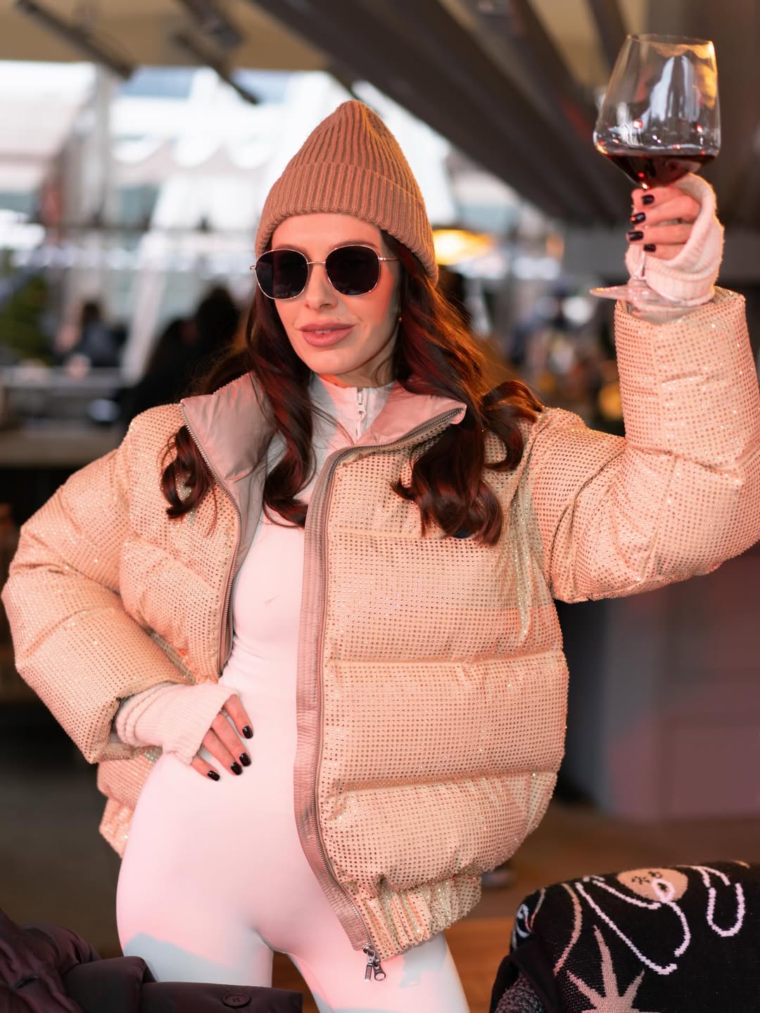 Зимовий гламур у горах: Христина Горняк у короткому пуховику та мунбутах