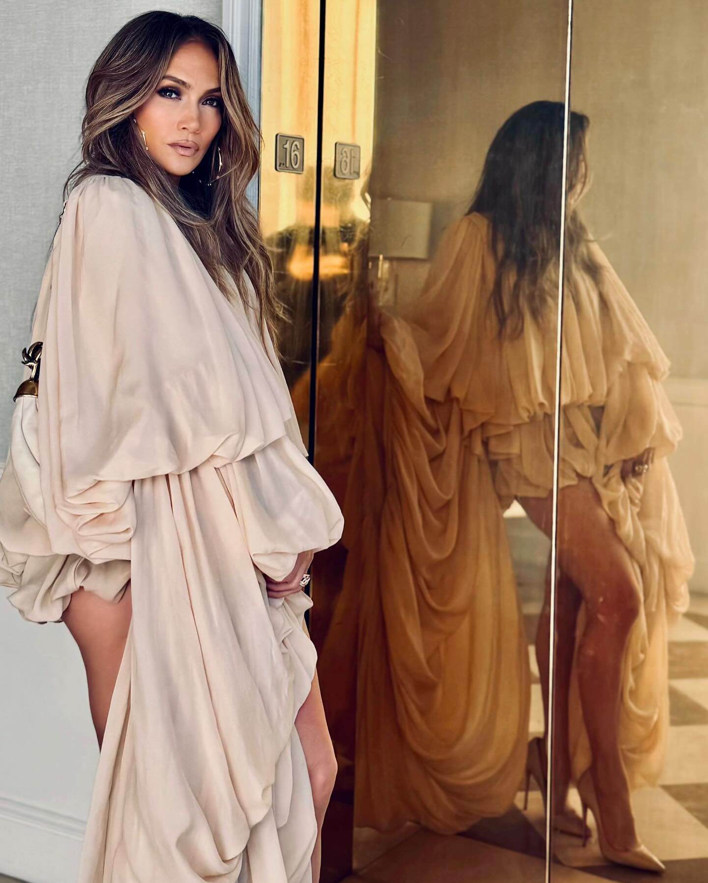 Дженніфер Лопес продемонструвала стрункі ноги у сукні незвичного крою