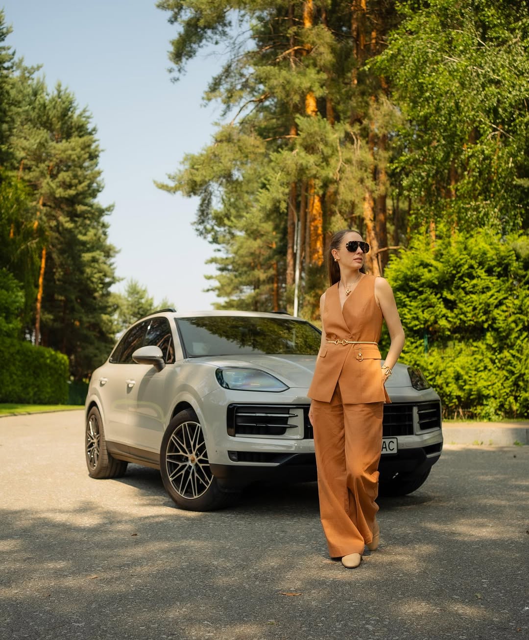 Брючные костюмы - главный тренд лета 2025: их уже носят жена Решетника и Катя Осадчая