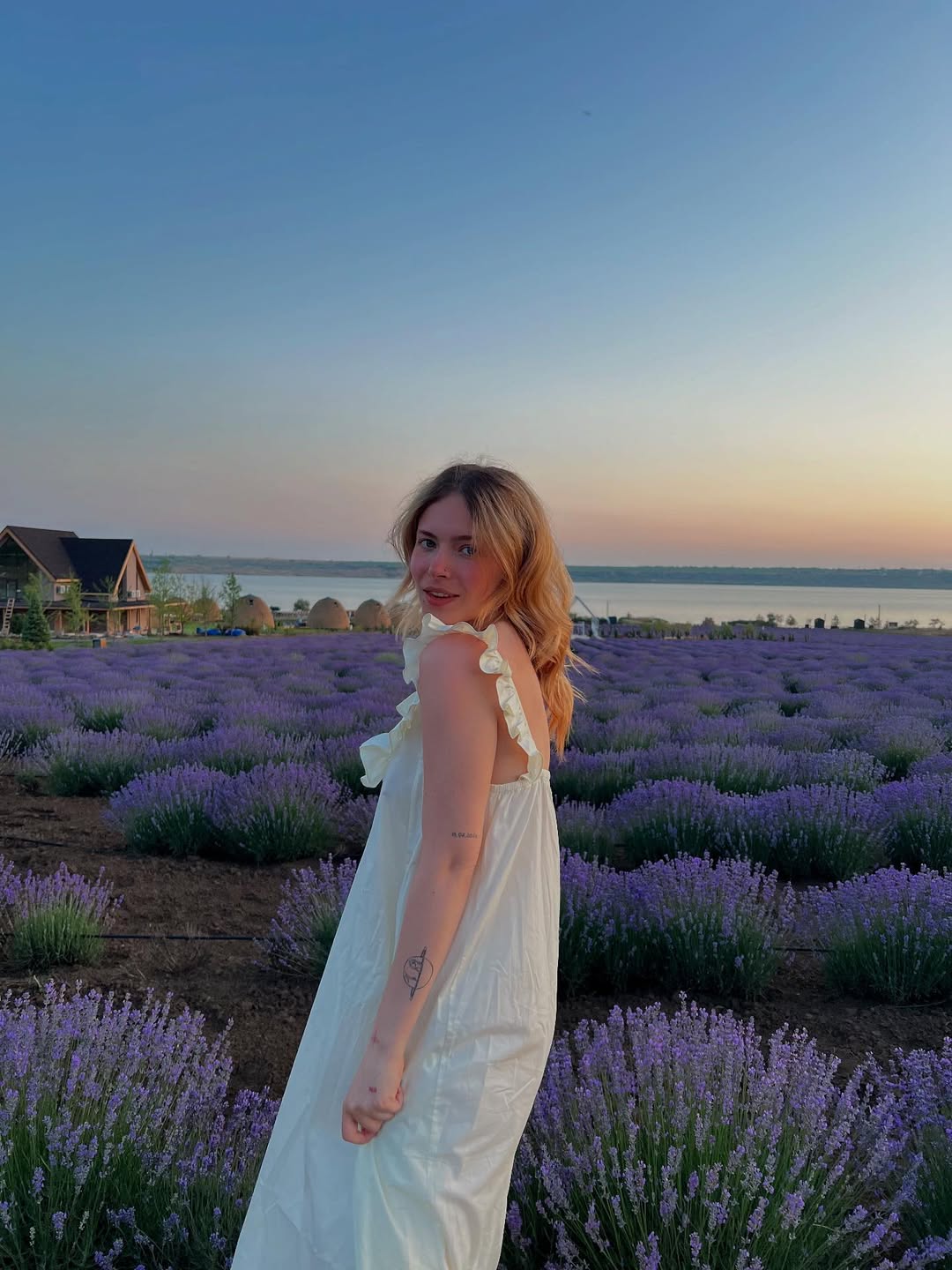 Донька Кравець показала ідеальну сукню для відпустки, яка підійде кожній модниці