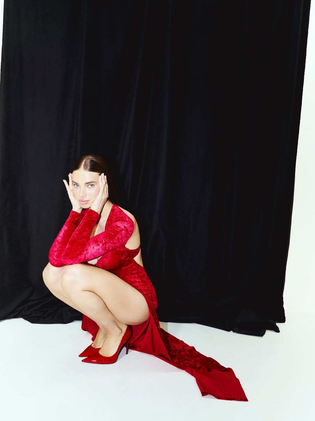 Вечірні сукні та червоні ботфорти: дружина Усика показала сміливі образи