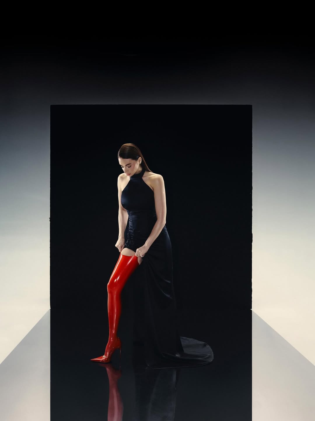 Вечірні сукні та червоні ботфорти: дружина Усика показала сміливі образи