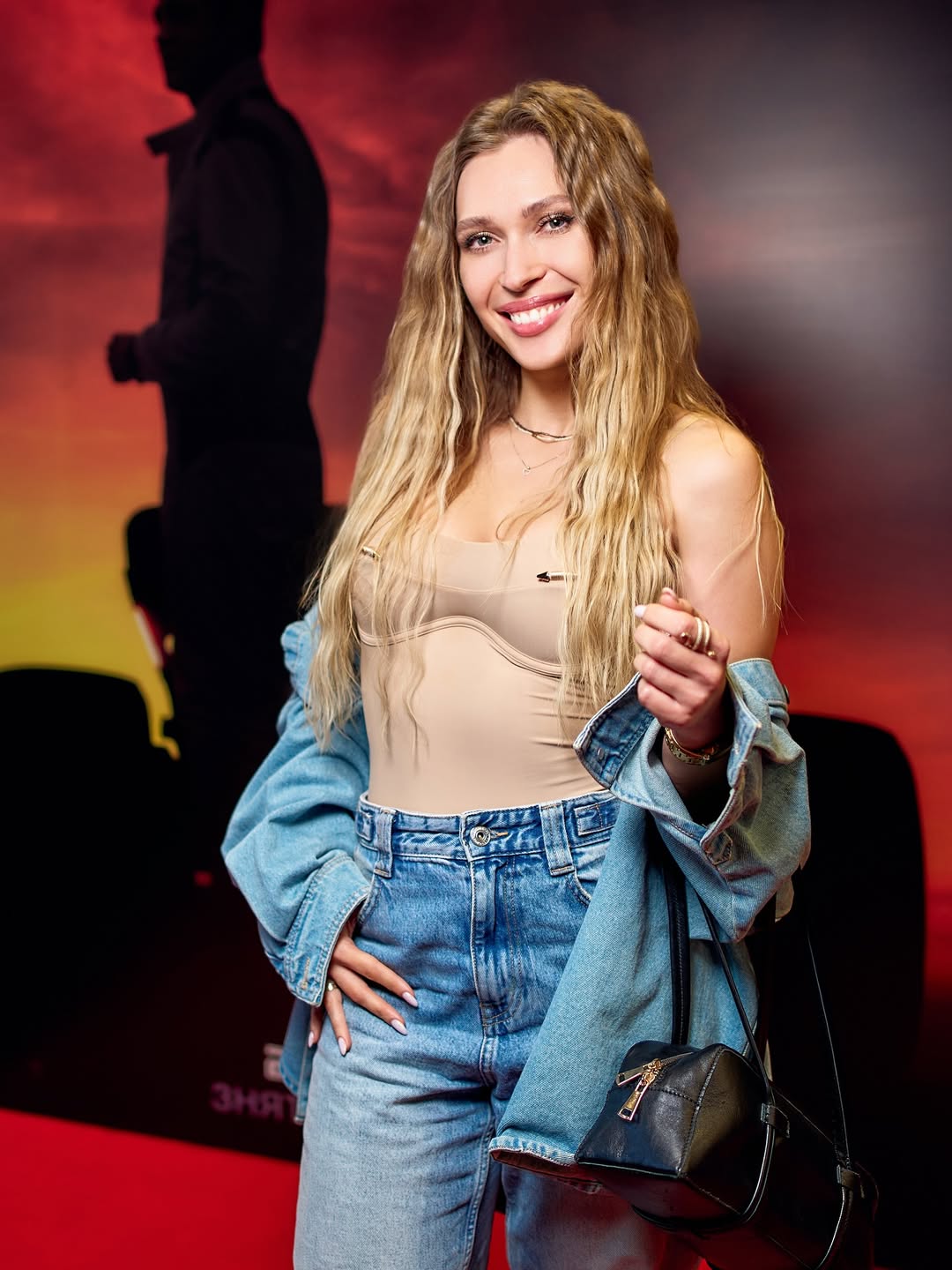 Як носити джинси з підборами: лук акторки Світлицької, який захочеться повторити