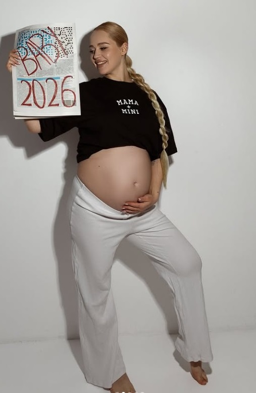 Вагітна переможниця "Холостяка-13" вперше показала животик на фото