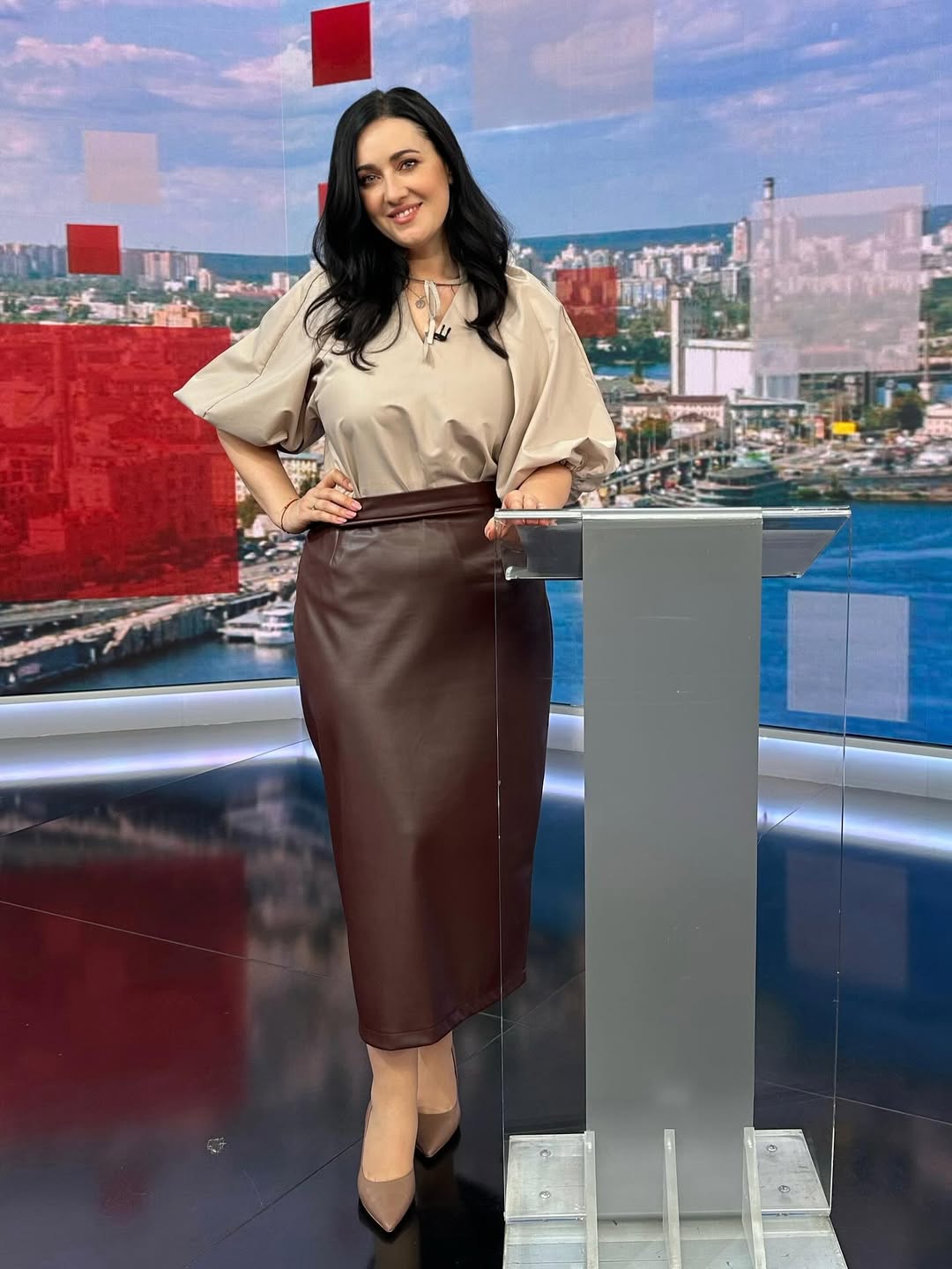 Шкіряна спідниця - тренд сезону: як її носить Соломія Вітвіцька