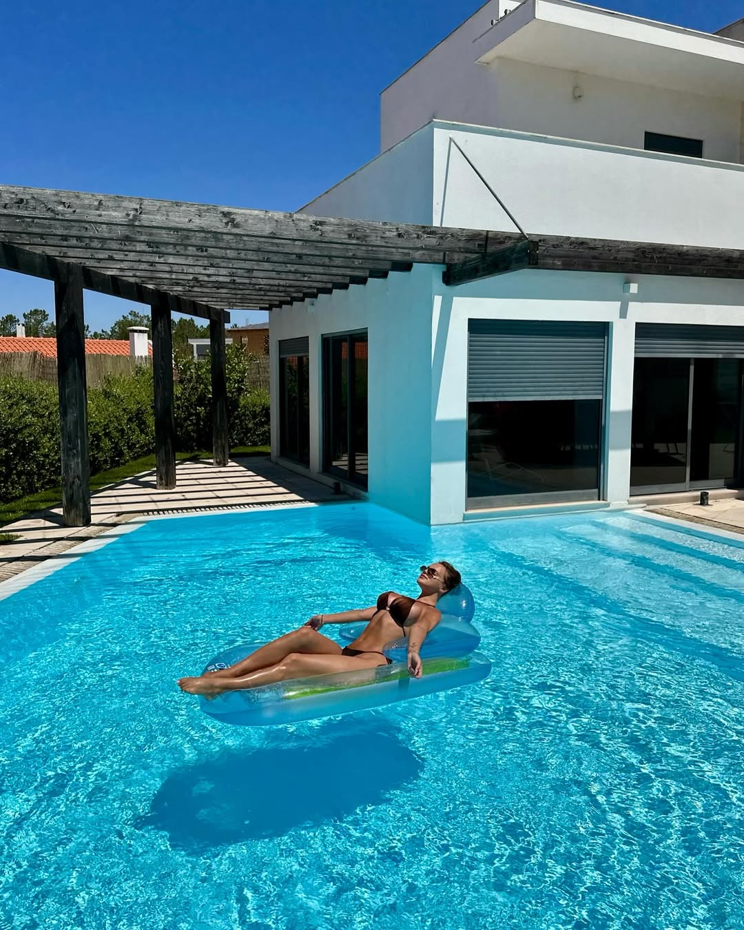 Блогерша Верба показала самые модные купальники на лето 2025