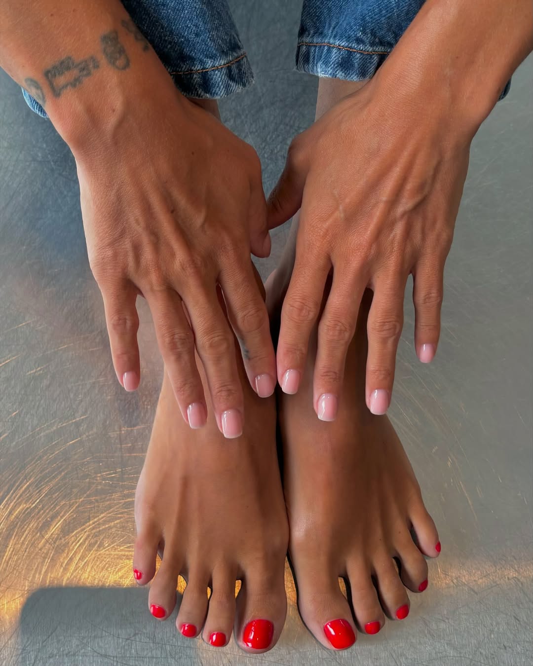 Модний педикюр на літо 2025: які дизайни та кольори у тренді