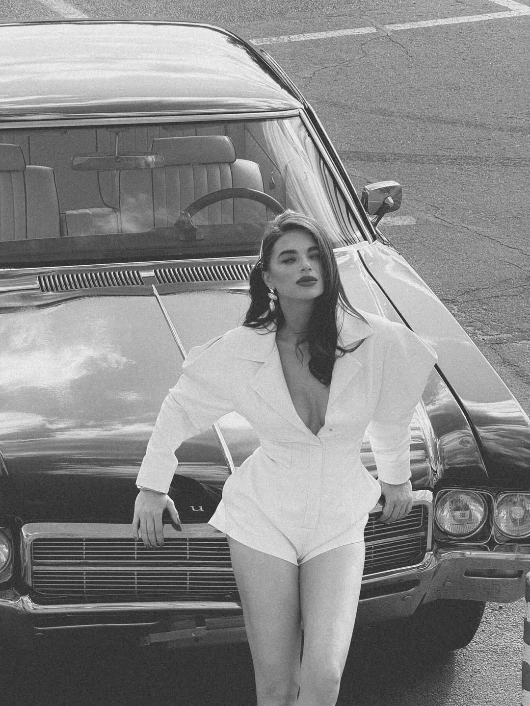 Гламурні 80-ті: дружина Усика здивувала стильним луком у шкіряному комбінезоні