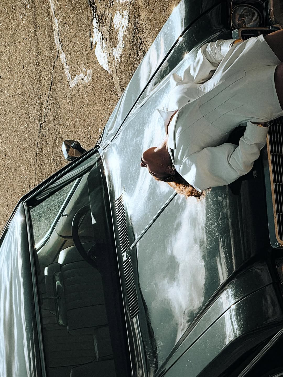 Гламурні 80-ті: дружина Усика здивувала стильним луком у шкіряному комбінезоні