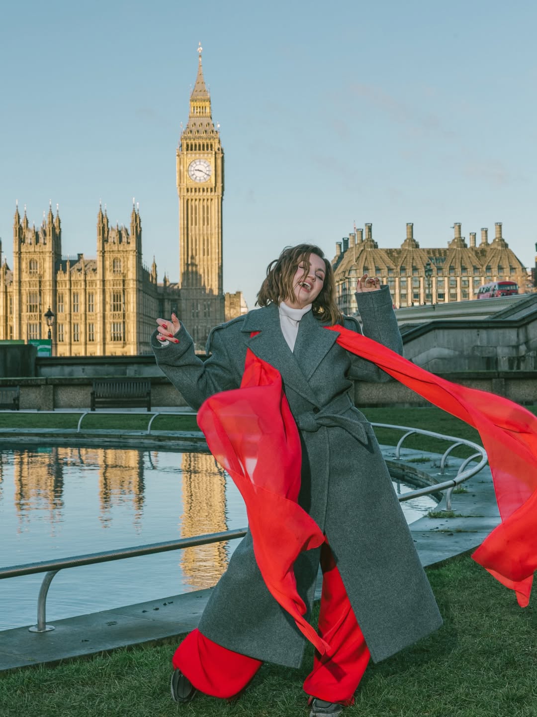 Сіре пальто й червоний акцент: стильний лондонський образ Олі Цибульської