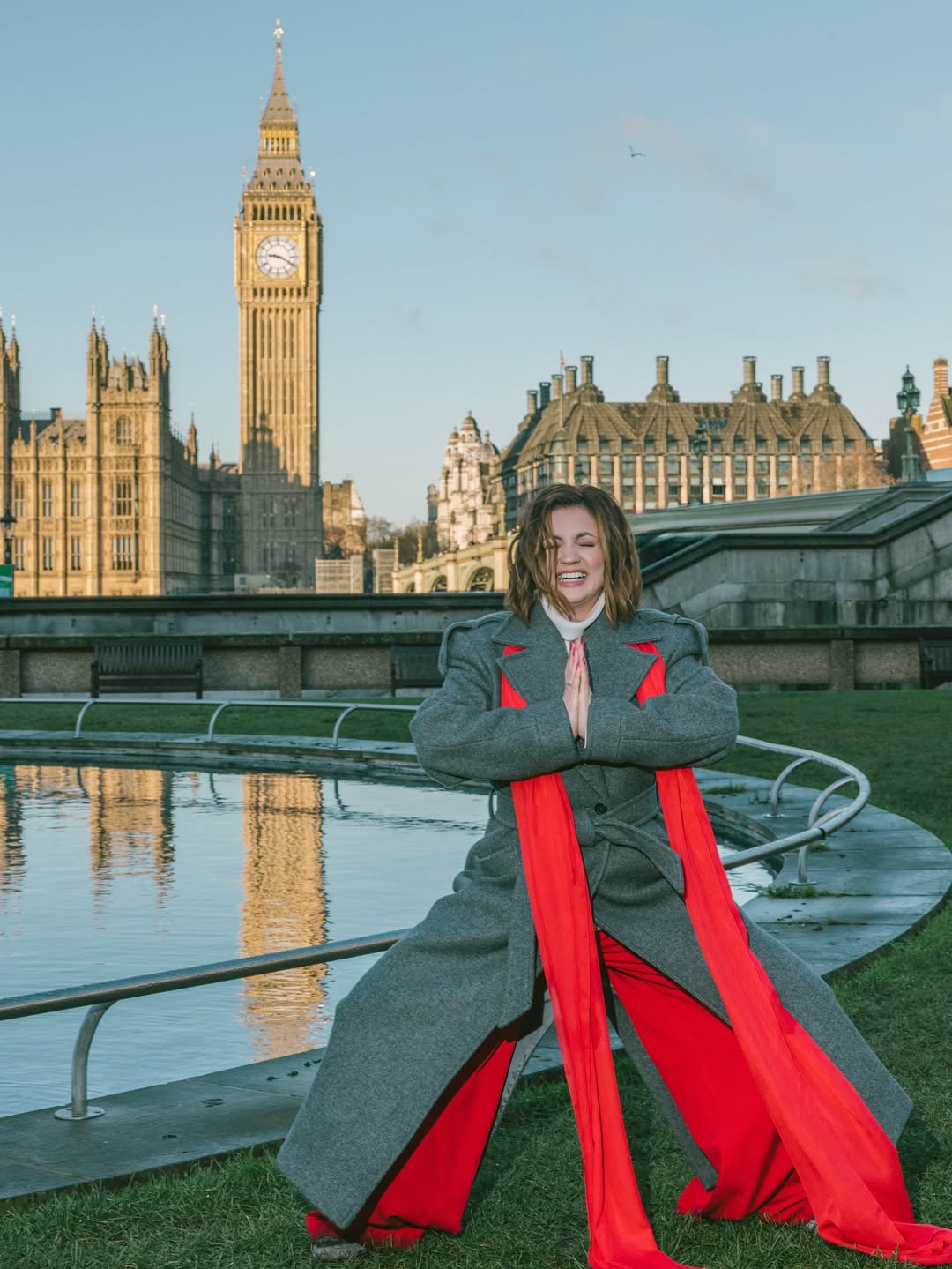 Сіре пальто й червоний акцент: стильний лондонський образ Олі Цибульської