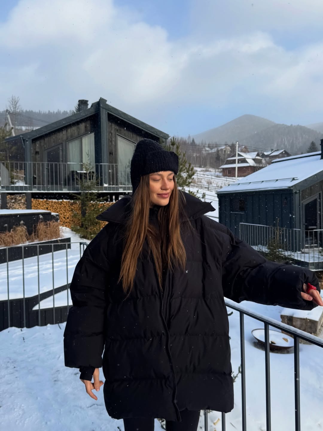 Пуховик оверсайз, вушанка та уггі: модний образ переможниці "Холостяка"