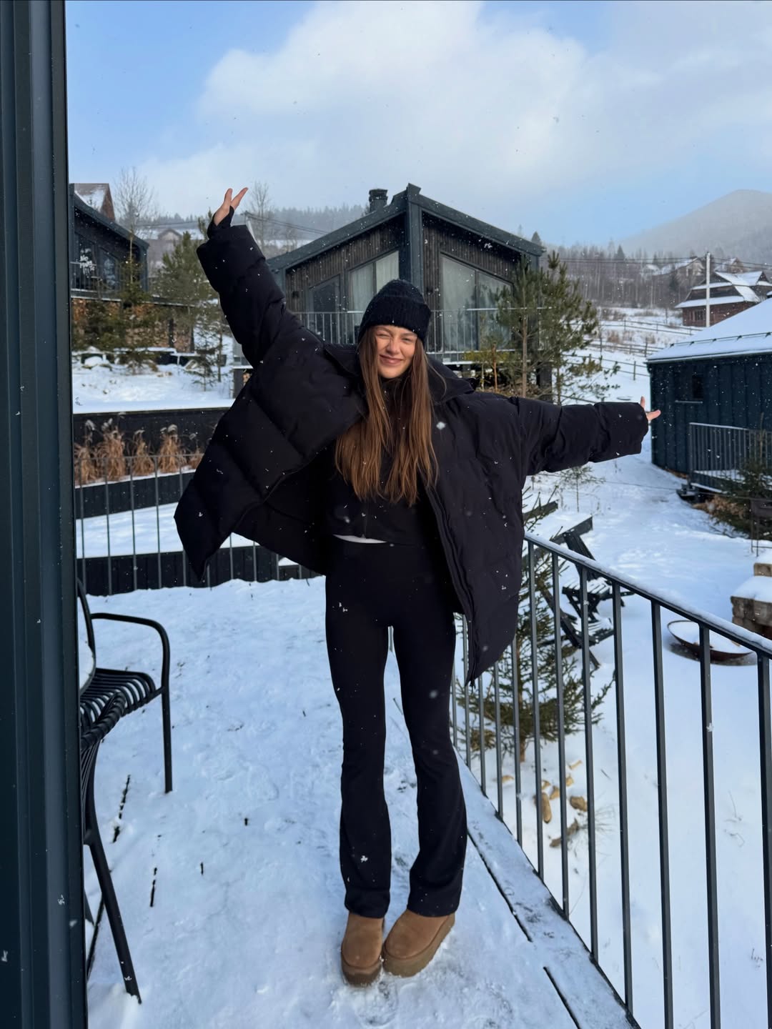 Пуховик оверсайз, вушанка та уггі: модний образ переможниці "Холостяка"