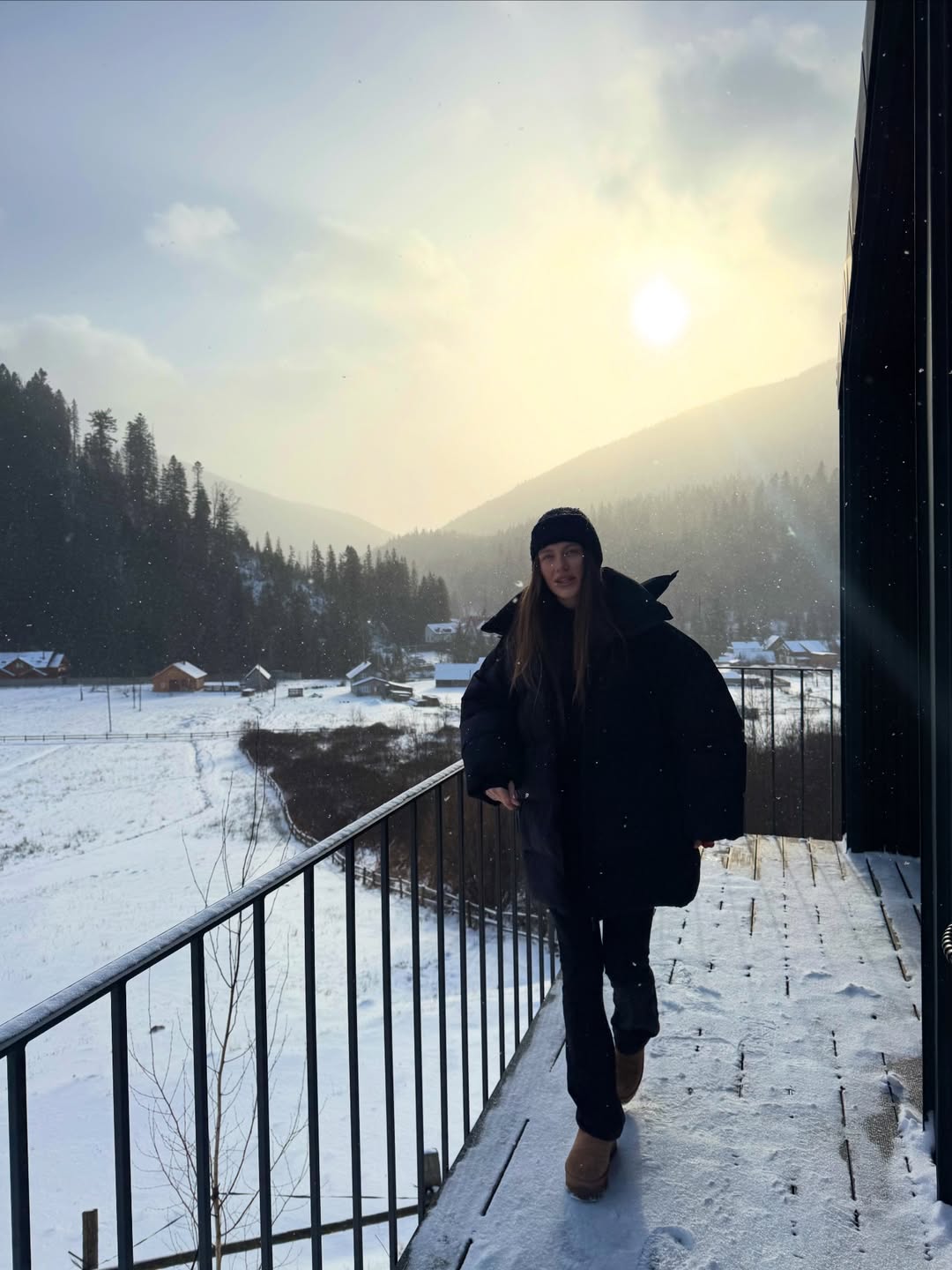 Пуховик оверсайз, вушанка та уггі: модний образ переможниці "Холостяка"