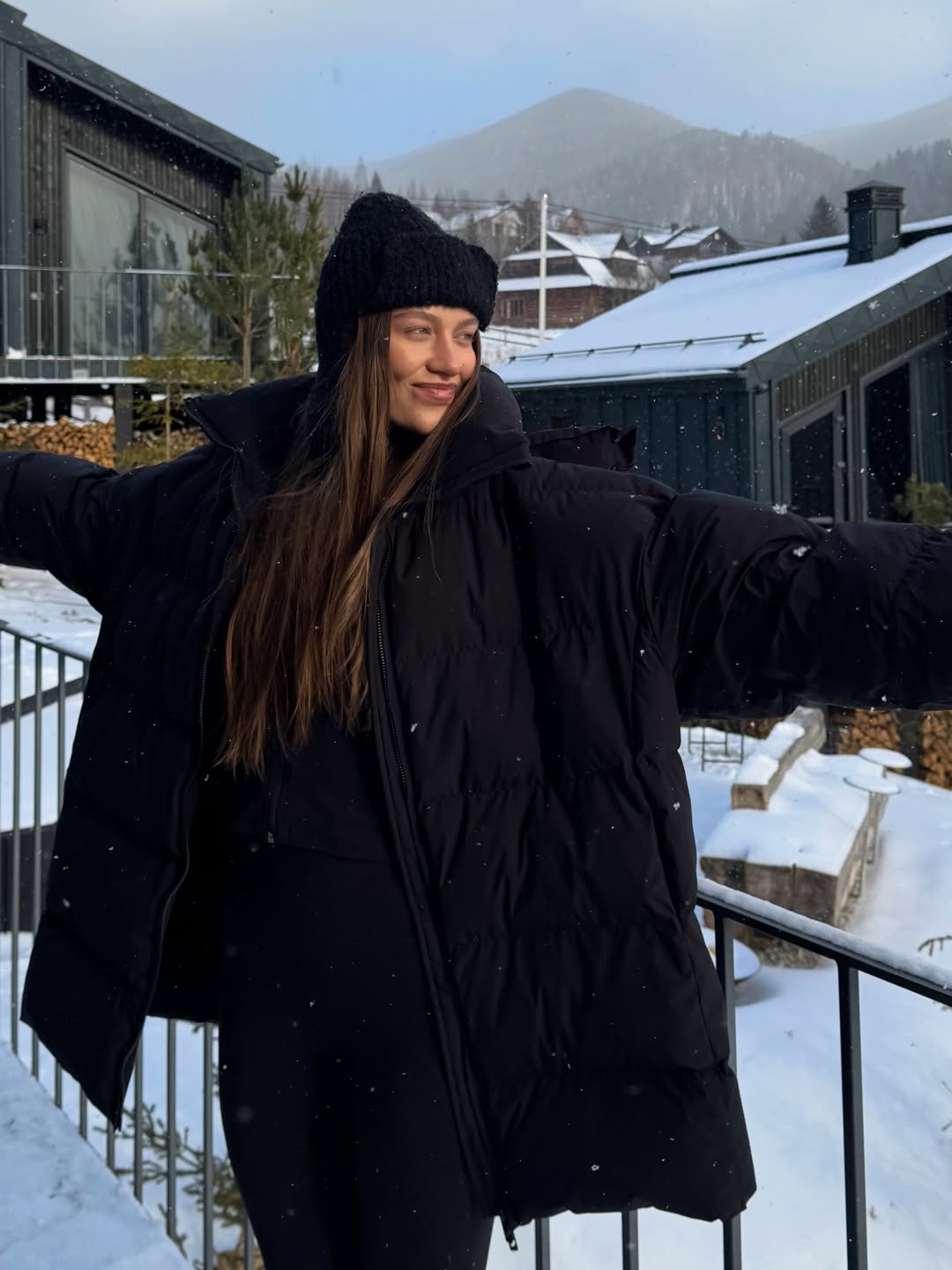 Пуховик оверсайз, вушанка та уггі: модний образ переможниці "Холостяка"