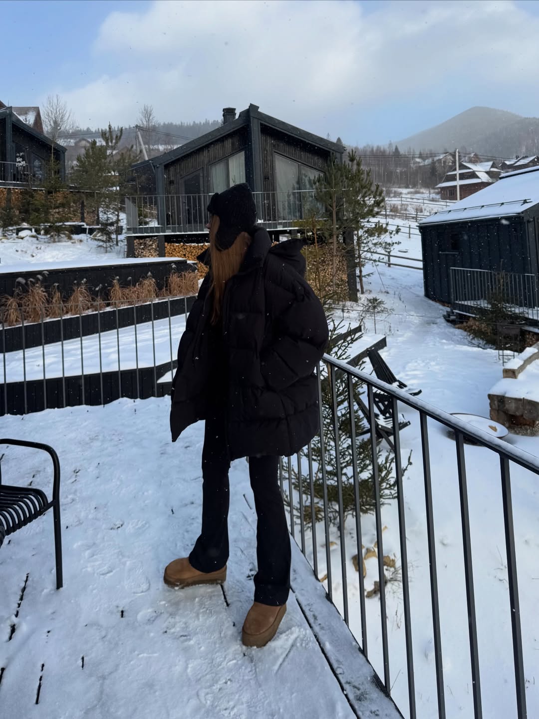 Пуховик оверсайз, вушанка та уггі: модний образ переможниці "Холостяка"