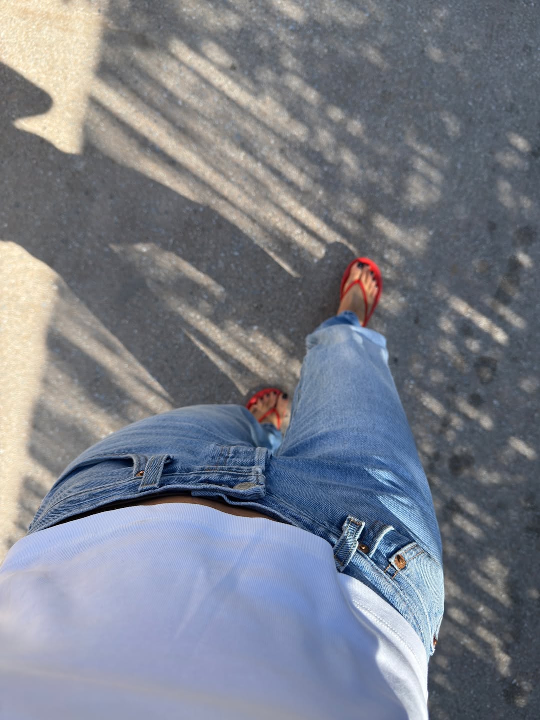 Модний педикюр на літо 2025: які дизайни та кольори у тренді