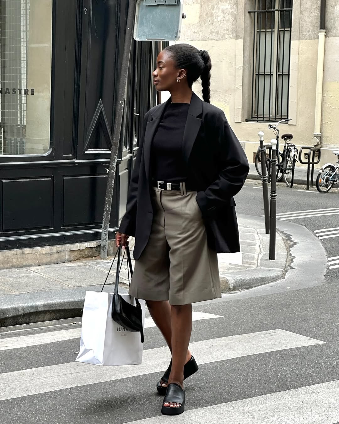 З чим носити довгі шорти: топ-4 модні пари взуття на літо