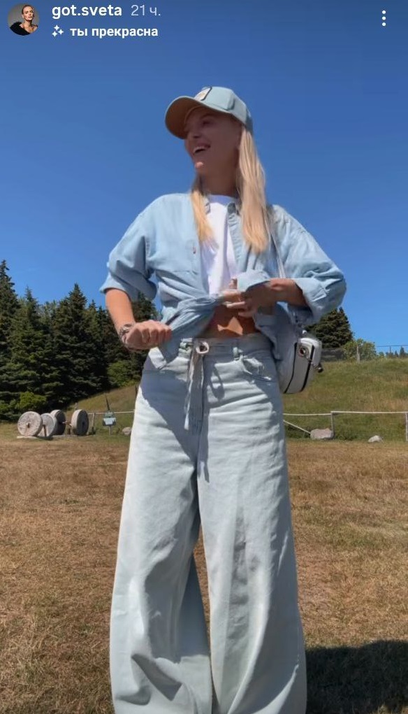 Широкі джинси і кроп-топ: колишня Цимбалюка показала стильний лук у дусі 2000-х