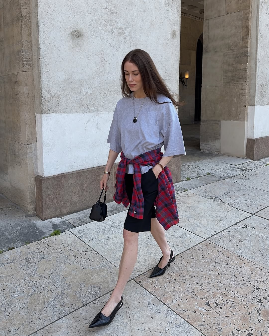 З чим носити довгі шорти: топ-4 модні пари взуття на літо