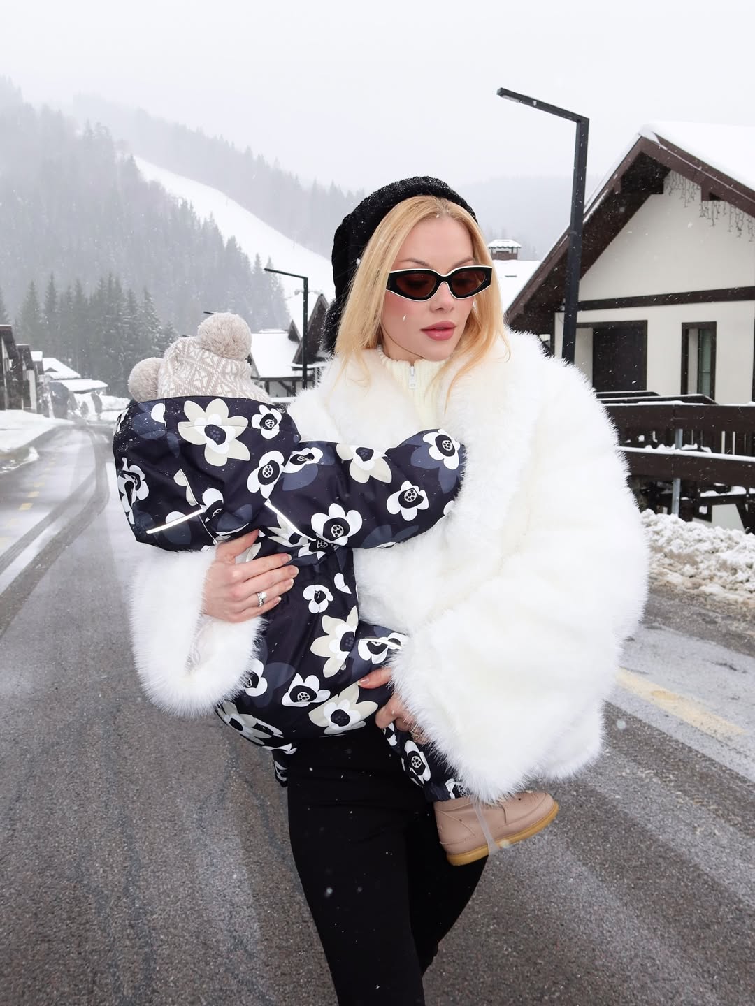 Біла шуба з екохутра та мунбути: зимовий "лук" Міс Україна Всесвіт-2022