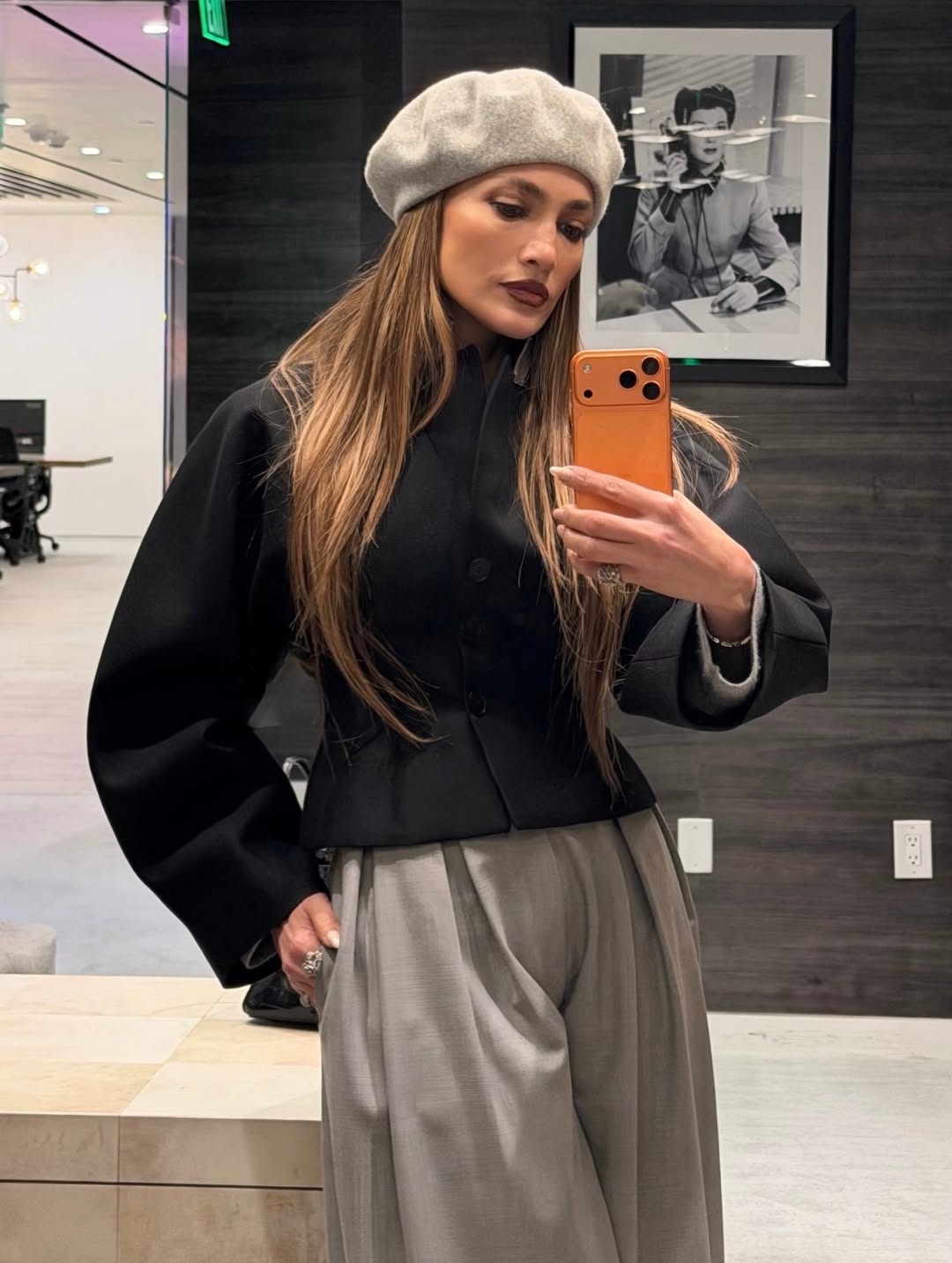 Як носити берет взимку: стильний приклад від Дженніфер Лопес