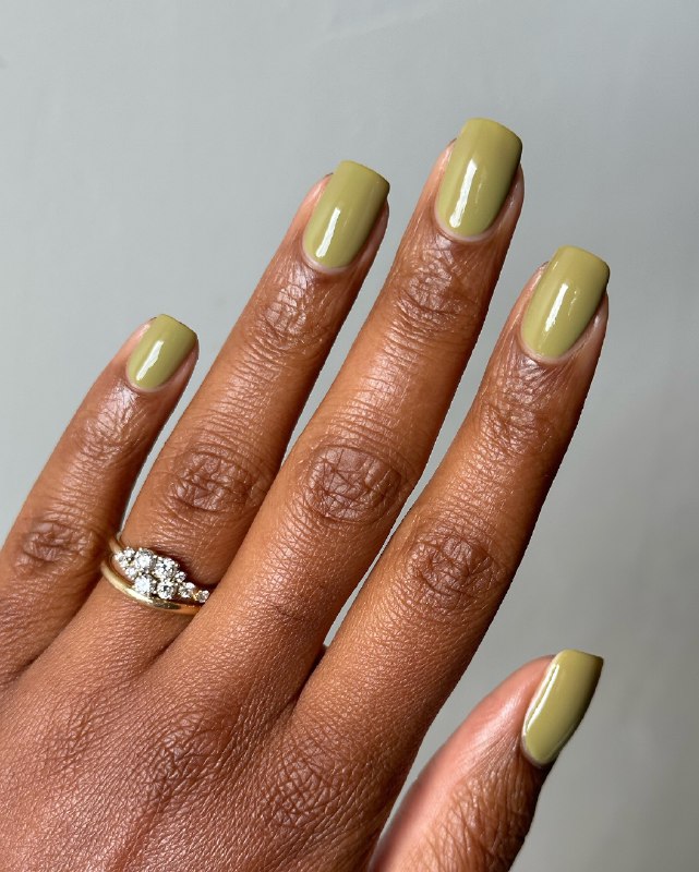 Топ-5 кольорів манікюру, які будуть на піку популярності у вересні 2024 року: фото