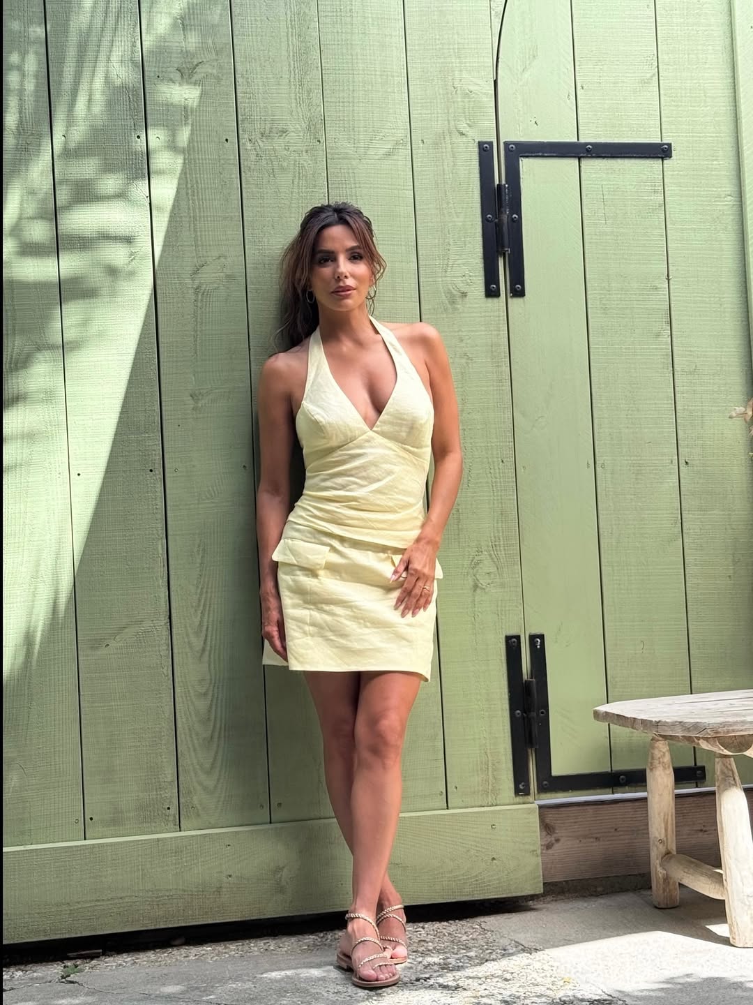 У мінісукні кольору "лимонний щербет": модний образ на літо від Єви Лонгорії