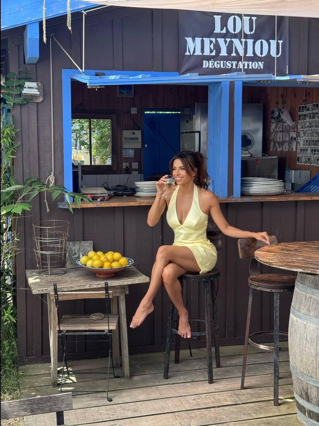 У мінісукні кольору "лимонний щербет": модний образ на літо від Єви Лонгорії