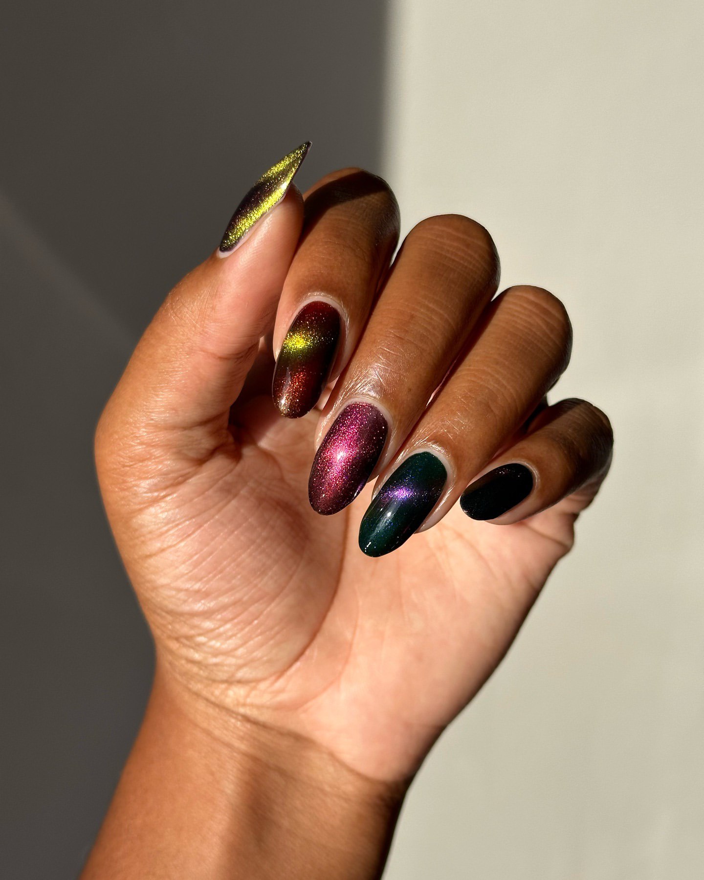 Манікюр із блискітками на Різдво: яскраві ідеї для святкового образу