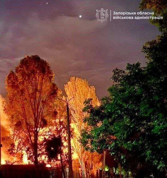 У Запоріжжі перебої зі світлом та водою, горить підприємство: РФ вдарила мінімум 10 разів