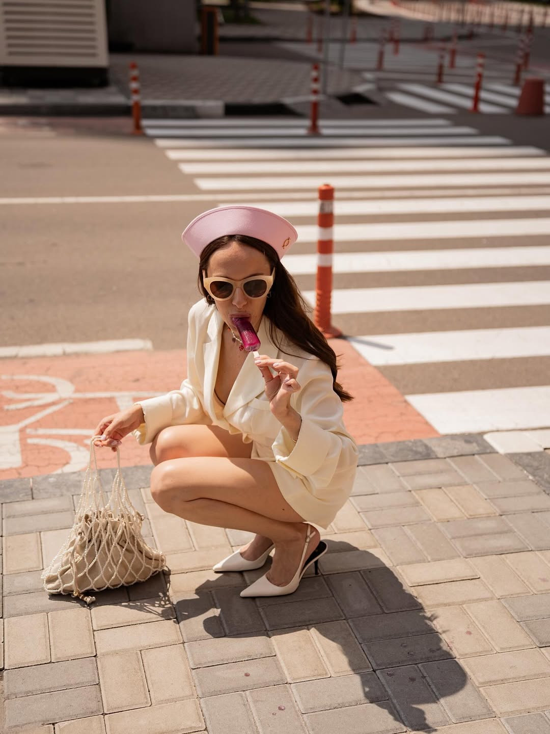 Капелюх "морячка" і сумка-авоська: колишня Остапчука показала стильний лук з нотками Парижа