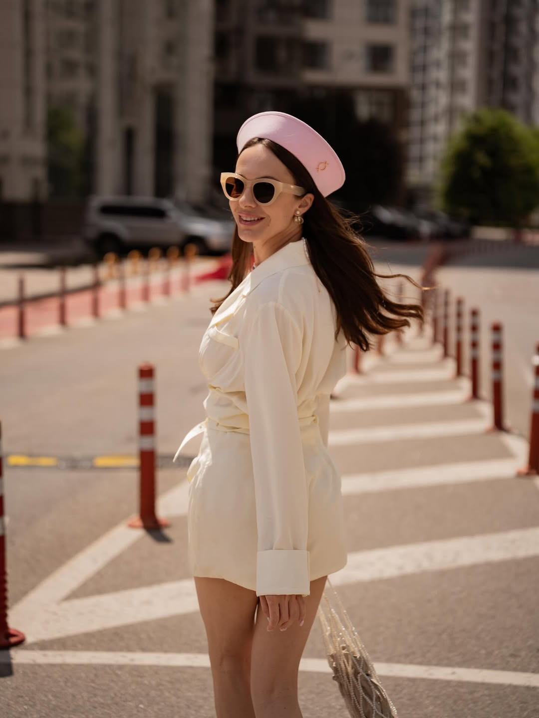 Капелюх "морячка" і сумка-авоська: колишня Остапчука показала стильний лук з нотками Парижа